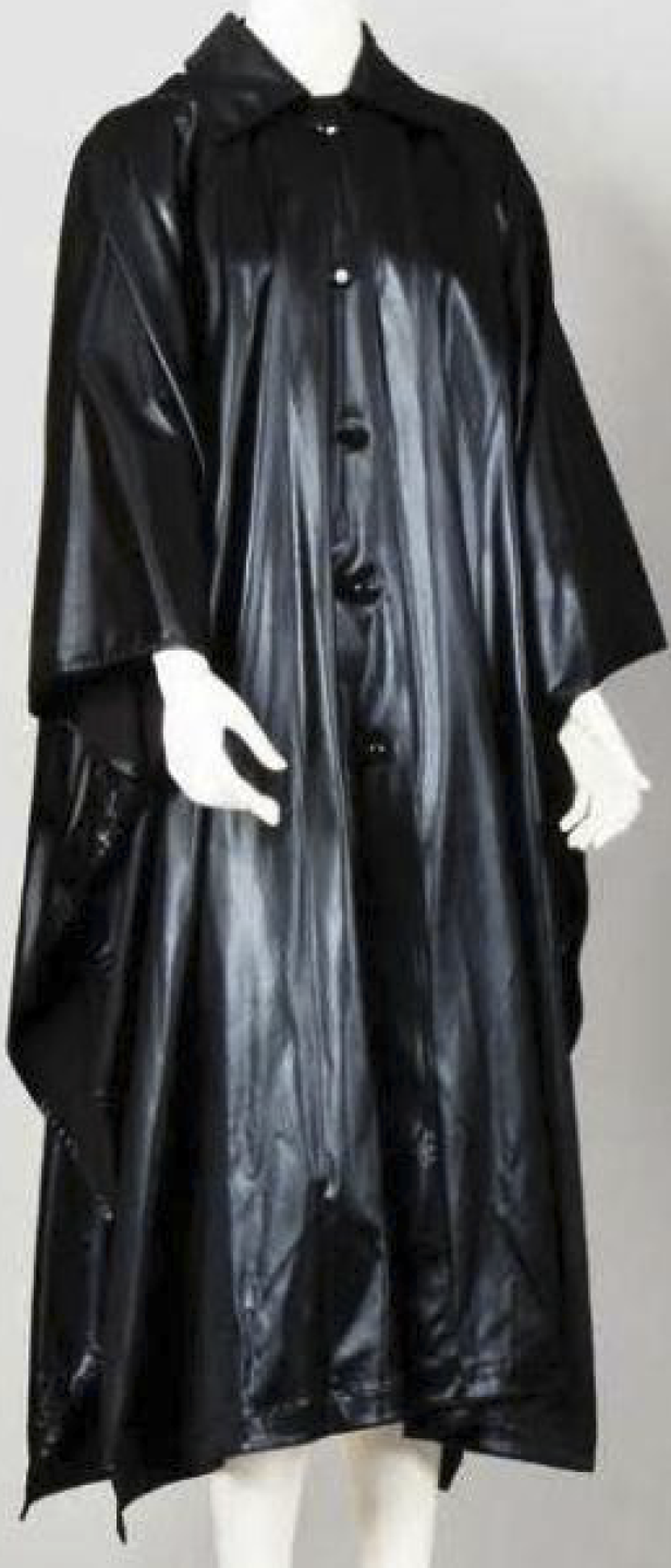 Ein schwarzer, glänzender Regenponcho auf einer Schaufensterpuppe.