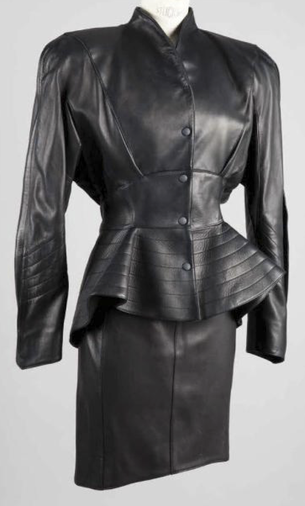 Ein schwarzes Lederensemble mit taillierter Jacke und Rock.