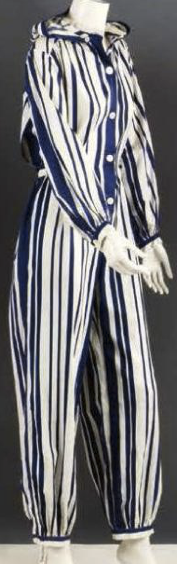 Ein gestreifter Overall in Blau und Weiß auf einer Schaufensterpuppe.