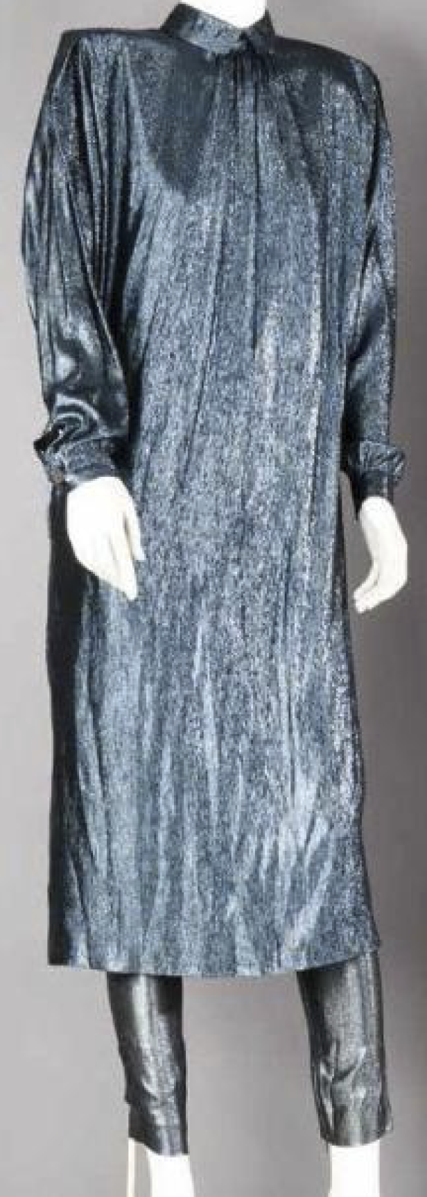 Eine Schaufensterpuppe trägt ein glänzendes, blaues Kleid und passende Leggings.