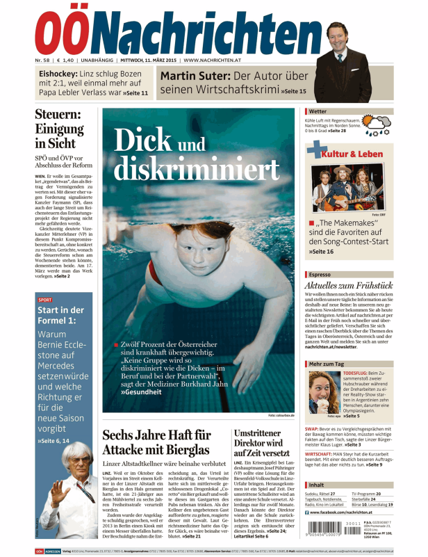 Ein übergewichtiger Junge schwimmt im Schwimmbad.