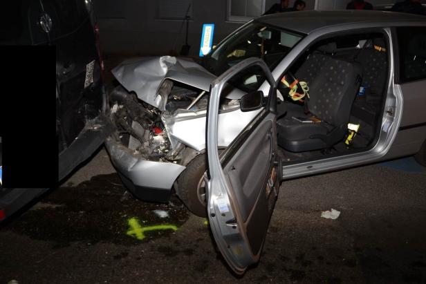 Autounfall in Wien: 2 Verletzte, schwere Schäden