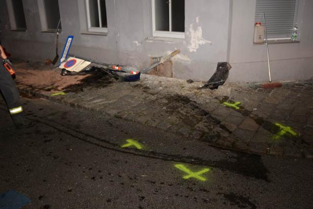 Autounfall in Wien: 2 Verletzte, schwere Schäden