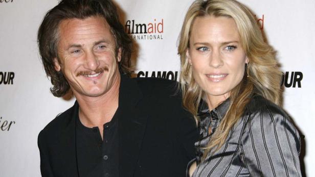 Sean Penn und Robin Wright posieren zusammen auf einer Veranstaltung.