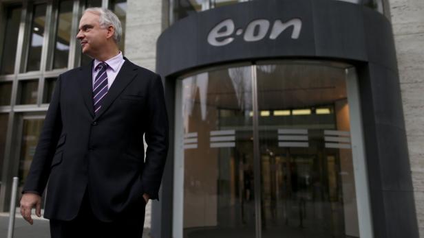 Ein Mann in Anzug steht vor dem Eingang des E.ON-Gebäudes.