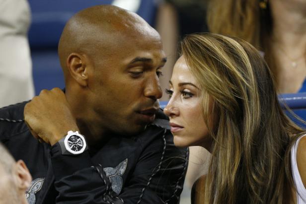 Thierry Henry mit einer Frau im Gespräch.