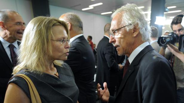 Korruptionsstaatsanwalt Geyer (re.) und Ministerin Karl: Sie wollten die Diversion Eine Frau und ein Mann im Gespräch, umgeben von weiteren Personen und Fotografen.