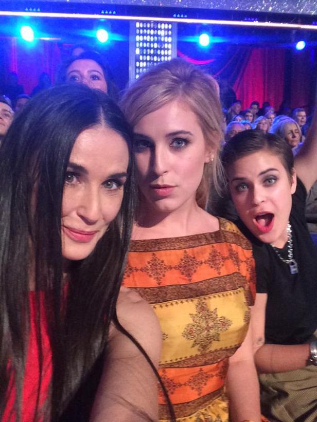Demi Moore und ihre Töchter Rumer und Tallulah Willis posieren für ein Selfie.