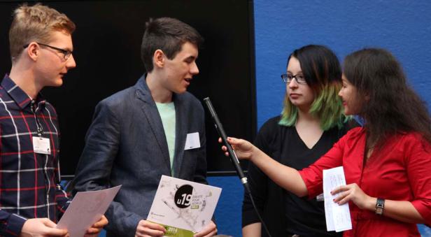 Junge Männer werden von zwei Frauen interviewt.