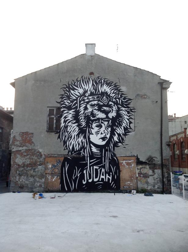 Ein Wandgemälde zeigt eine Frau mit einer Löwenmähne und dem Schriftzug „Judah“.