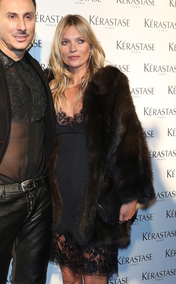 Kate Moss mit dunklem Kleid und Pelzmantel auf einer Veranstaltung von Kérastase.
