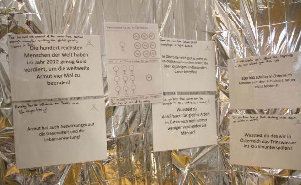 Mehrere Zettel mit Informationen zu Armut, Vermögensverteilung und Ungleichheit in Österreich.