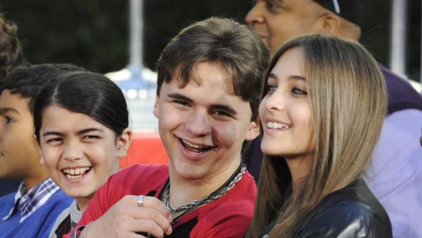 Prince Michael, Blanket und Paris Jackson lächeln in die Kamera.