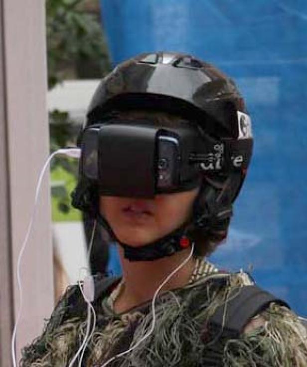 Ein Kind trägt einen Helm mit einem montierten Virtual-Reality-Headset.