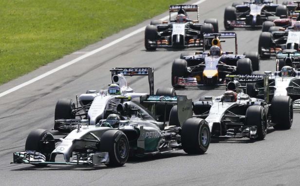 Mehrere Formel-1-Rennwagen fahren auf einer Rennstrecke.