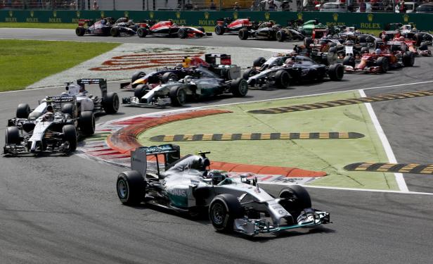 Mehrere Formel-1-Autos fahren auf einer Rennstrecke.