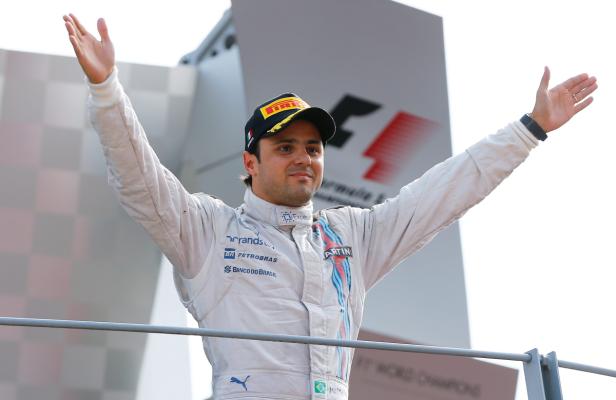 Felipe Massa feiert auf dem Podium mit erhobenen Armen.