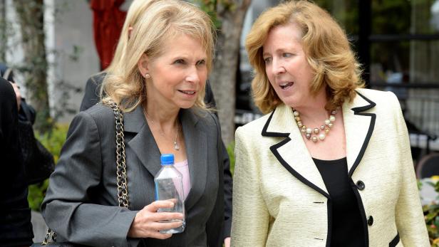 Tochter Shari Redstone (l.) mit ihrer Anwältin