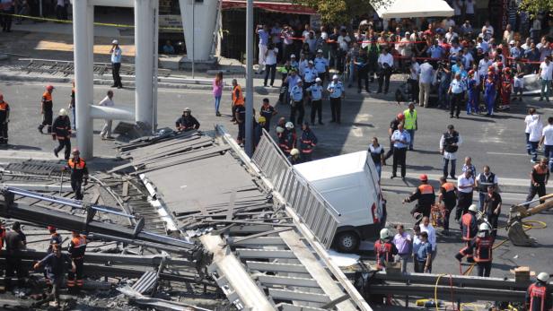 Nach dem Einsturz einer Fußgängerbrücke sind Rettungskräfte im Einsatz.