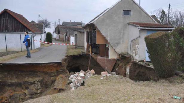 KELLERRÖHREN UND PRESSHÄUSER Kellergasse von der Erde verschluckt
