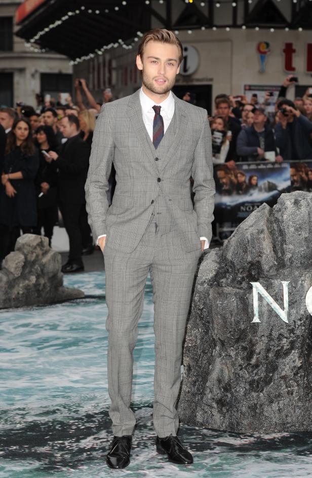 Douglas Booth posiert auf dem roten Teppich für den Film „Noah“.