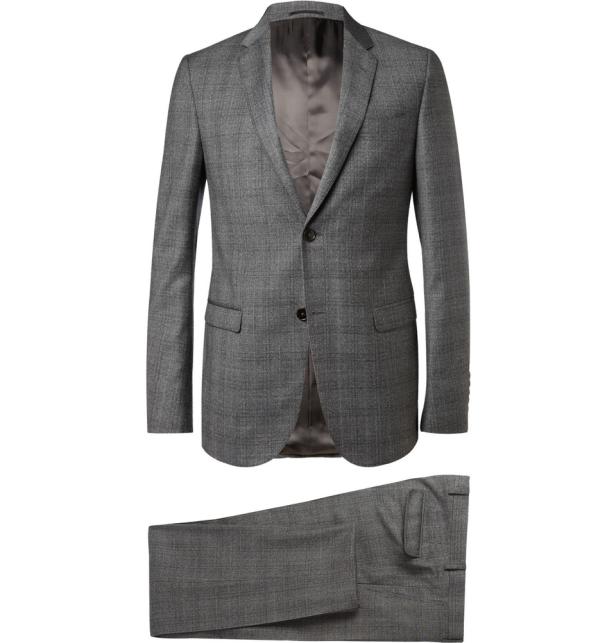 Ein grauer Anzug, bestehend aus Jackett und Hose, vor einem weißen Hintergrund.