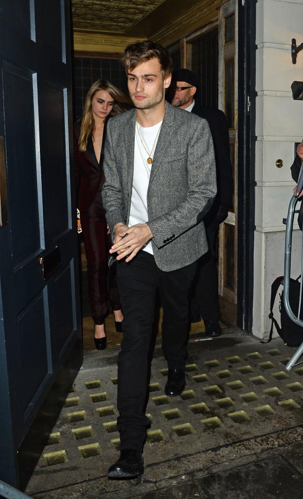 Douglas Booth und Cara Delevingne verlassen ein Gebäude.