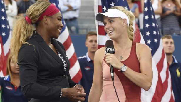 Sind Freundinnen: Williams und Wozniacki (l.) Serena Williams und Caroline Wozniacki stehen vor amerikanischen Flaggen und unterhalten sich.