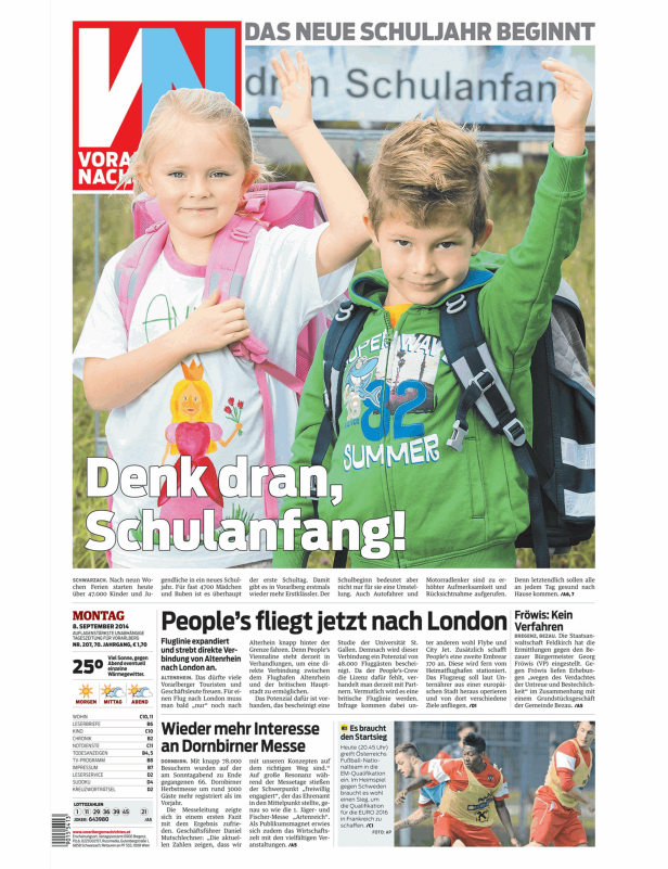 Ein Mädchen mit rosa Rucksack und ein Junge mit erhobenem Arm am ersten Schultag.