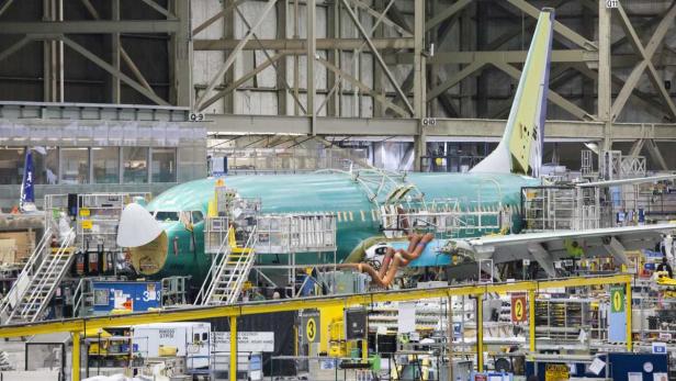 Ein unfertiges Flugzeug in einer großen Montagehalle.