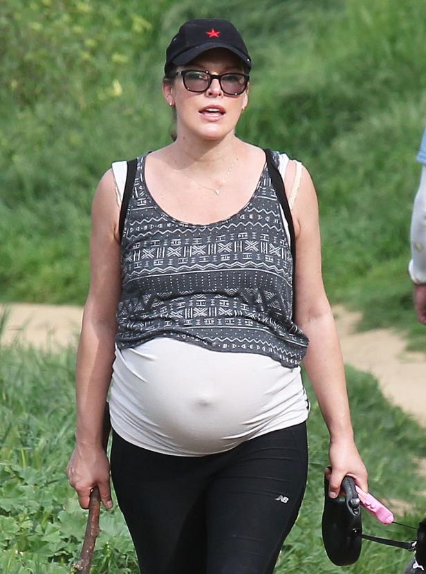 Milla Jovovich: Wandern mit Babybauch