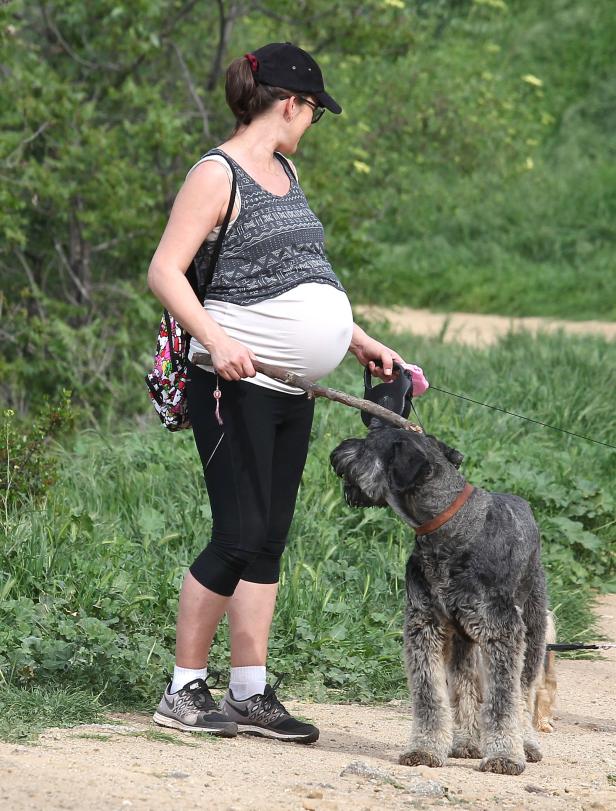 Milla Jovovich: Wandern mit Babybauch