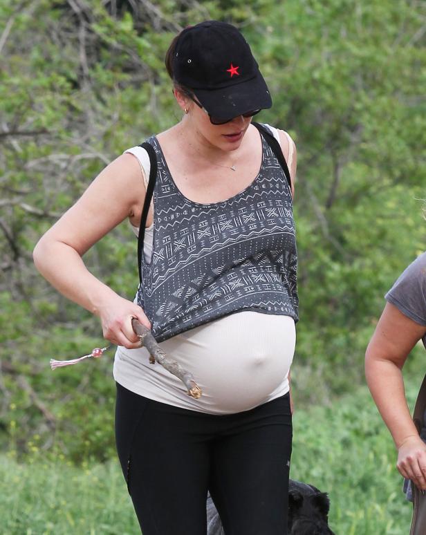 Milla Jovovich: Wandern mit Babybauch
