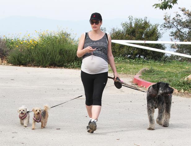 Milla Jovovich: Wandern mit Babybauch