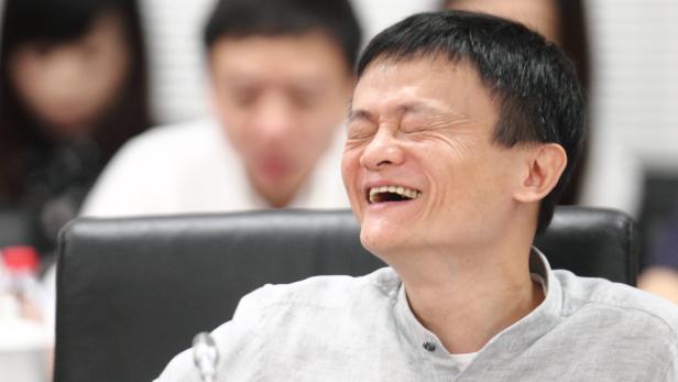 Jack Ma lacht mit geschlossenen Augen bei einer Veranstaltung.