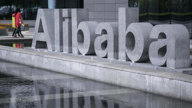 Die Granitbuchstaben „Alibaba“ stehen vor einem Wasserbecken.
