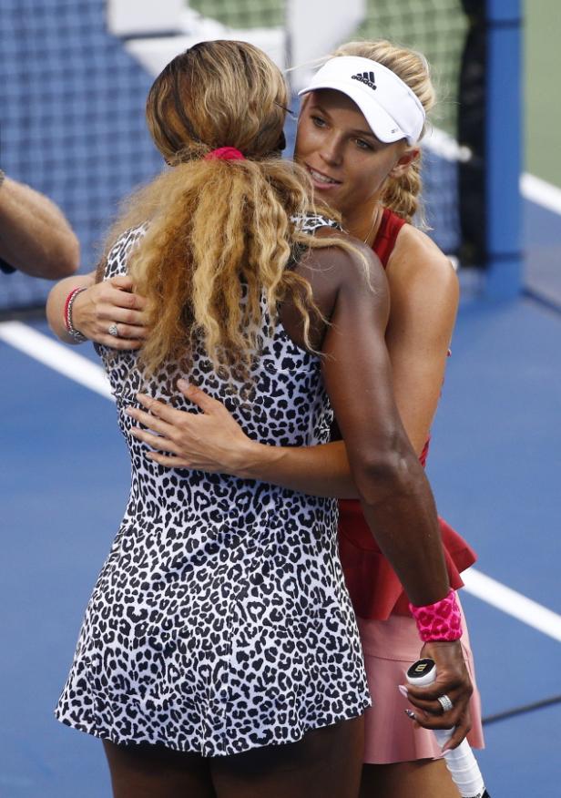 Serena Williams und Caroline Wozniacki umarmen sich auf einem Tennisplatz.