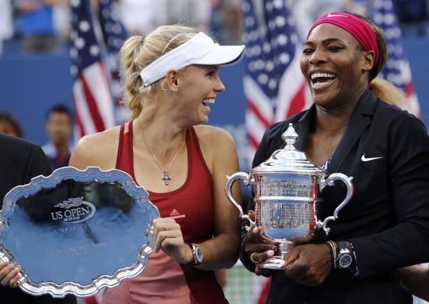 Caroline Wozniacki und Serena Williams mit ihren Trophäen bei den US Open 2014.