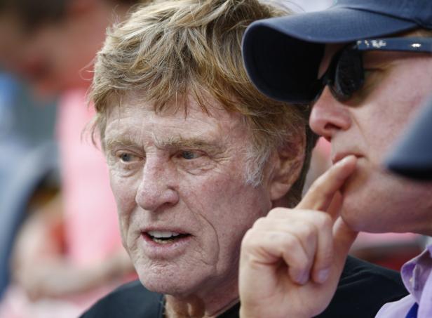Robert Redford im Gespräch mit einer anderen Person.