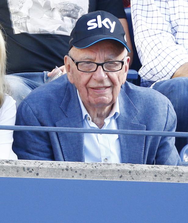 Rupert Murdoch mit einer Sky-Kappe bei einer Sportveranstaltung.