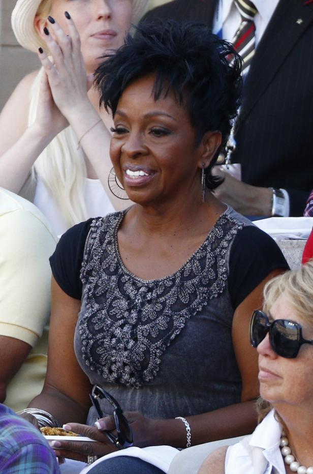 Gladys Knight sitzt im Publikum bei einer Veranstaltung.