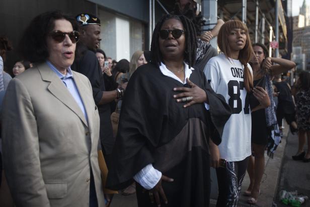 Whoopi Goldberg und Fran Lebowitz stehen bei einer Veranstaltung im Freien.