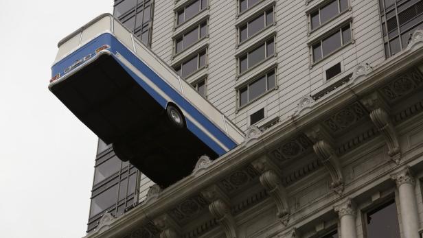 Bus hängt an Hongkonger Dachkante