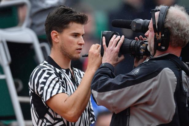 Dominic Thiem bei einem Interview mit einem Kameramann.