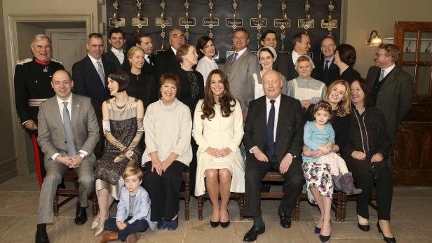 Kate Middleton posiert mit der Besetzung von „Downton Abbey“ für ein Gruppenfoto.