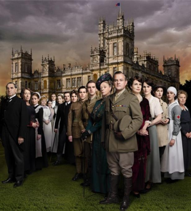 Die Besetzung der Fernsehserie „Downton Abbey“ steht vor dem Highclere Castle.