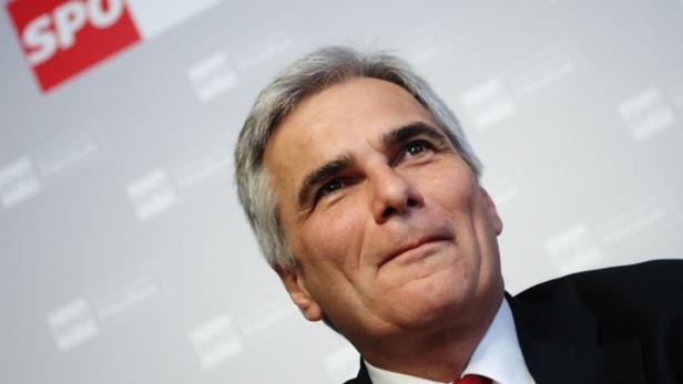 Ein Mann mit grauem Haar blickt nach oben, im Hintergrund das Logo der SPÖ.
