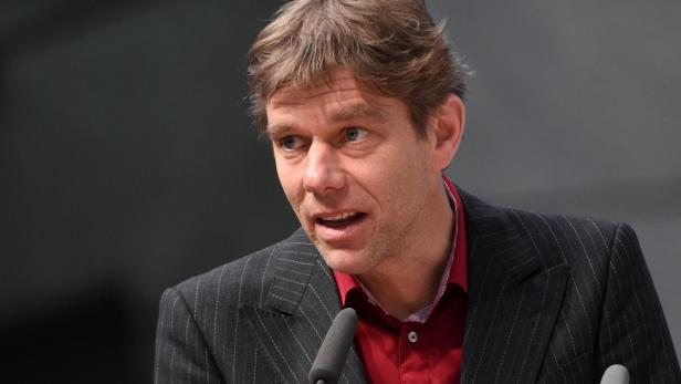 Historiker Philipp Ther ist im Kleinwalsertal geboren Ein Mann mit braunen Haaren spricht an einem Mikrofon.