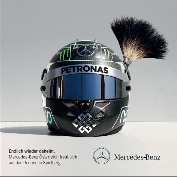 Ein Formel-1-Helm der Marke Mercedes-Benz mit einem Staubwedel darauf.