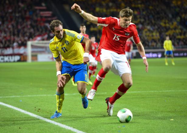 Ein Fußballspiel zwischen Österreich und Schweden.